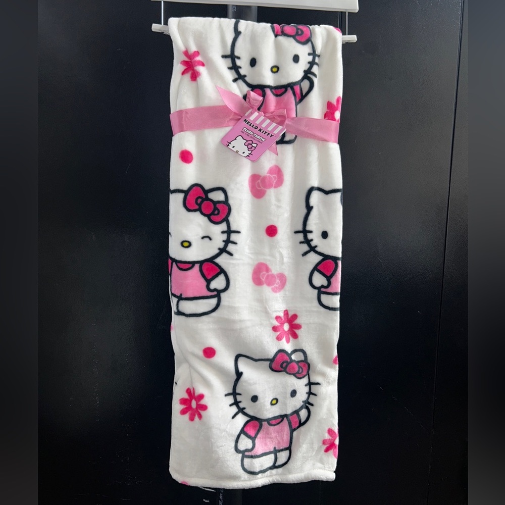 Hello Kitty Daisy and Bow Plush Throw